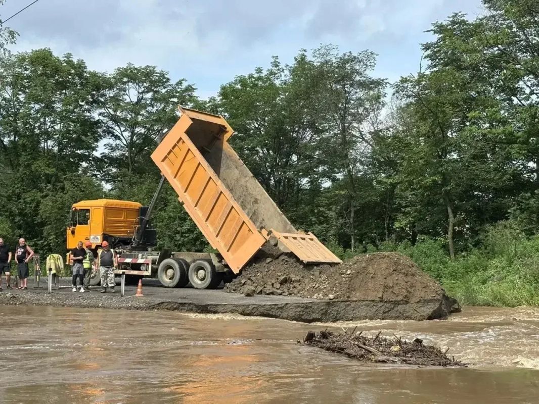 Из-за сильных дождей и резкого подъёма уровня воды дорожные службы, спасатели и пожарные работают в усиленном режиме сразу на нескольких участках Хабаровского района Из-за сильных дождей и резкого подъёма уровня воды дорожные службы, спасатели и пожарные работают в усиленном режиме сразу на нескольких участках Хабаровского района