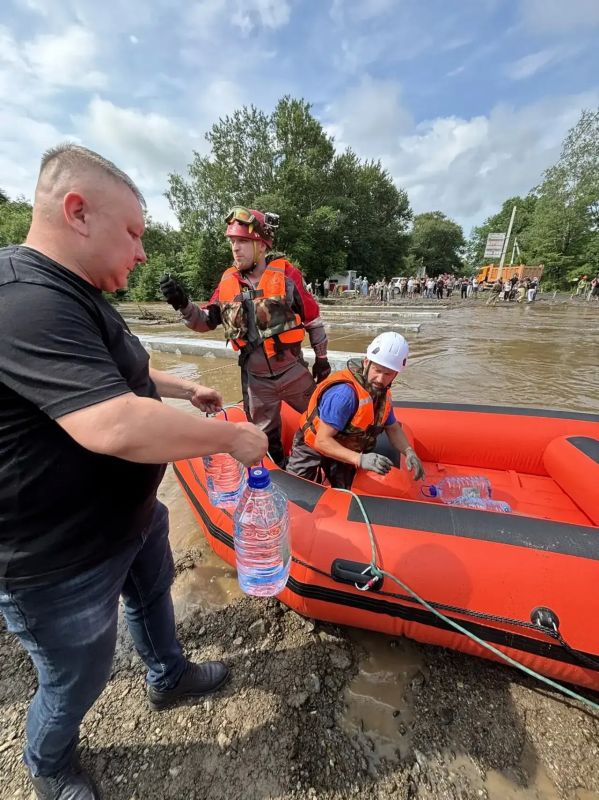 Из-за сильных дождей и резкого подъёма уровня воды дорожные службы, спасатели и пожарные работают в усиленном режиме сразу на нескольких участках Хабаровского района Из-за сильных дождей и резкого подъёма уровня воды дорожные службы, спасатели и пожарные работают в усиленном режиме сразу на нескольких участках Хабаровского района