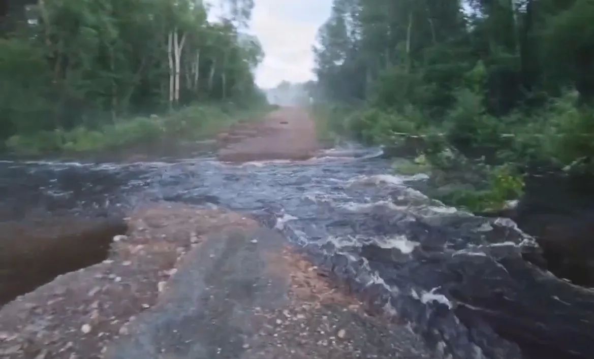 Из-за сильных дождей и резкого подъёма уровня воды дорожные службы, спасатели и пожарные работают в усиленном режиме сразу на нескольких участках Хабаровского района Из-за сильных дождей и резкого подъёма уровня воды дорожные службы, спасатели и пожарные работают в усиленном режиме сразу на нескольких участках Хабаровского района
