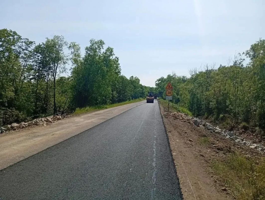 Трассу к поселку Гатка ремонтируют в Советско-Гаванском округе Трассу к поселку Гатка ремонтируют в Советско-Гаванском округе