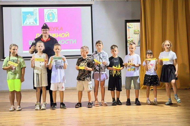 В Комсомольске-на-Амуре сотрудники Госавтоинспекции провели мероприятие "Азбука дорожной безопасности" для детей Центра внешкольной работы "Юность" В Комсомольске-на-Амуре сотрудники Госавтоинспекции провели мероприятие "Азбука дорожной безопасности" для детей Центра внешкольной работы "Юность"