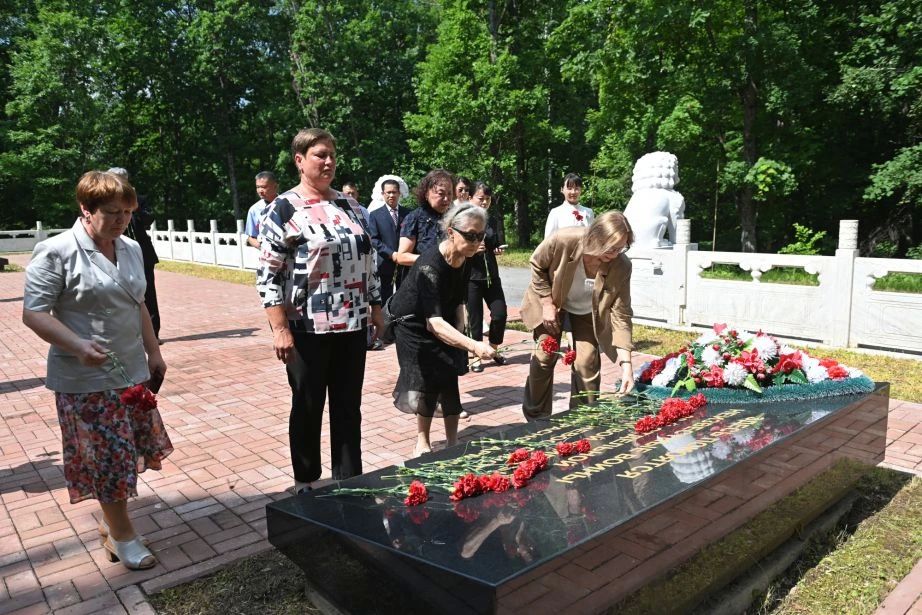 В селе Вятское почтили память советских, китайских и корейских воинов, участвовавших в разгроме нацизма и милитаризма В селе Вятское почтили память советских, китайских и корейских воинов, участвовавших в разгроме нацизма и милитаризма