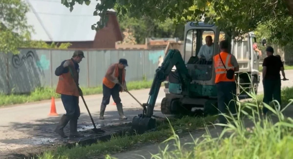 Специальные бригады продолжают работы по очистке ливнёвок в городе Специальные бригады продолжают работы по очистке ливнёвок в городе