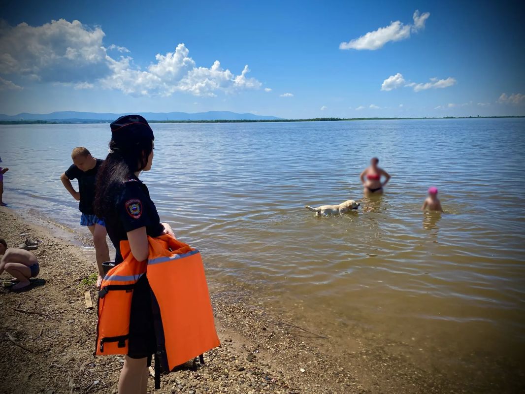 Безопасность на воде - под строгим контролем: управление ГОЧС провело масштабный межведомственный рейд Жаркая погода продолжает манить хабаровчан к городским водоемам, однако беспечность у воды может стоить жизни. Чтобы... Безопасность на воде - под строгим контролем: управление ГОЧС провело масштабный межведомственный рейд Жаркая погода продолжает манить хабаровчан к городским водоемам, однако беспечность у воды может стоить жизни. Чтобы...