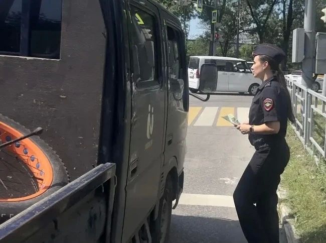 В Хабаровске сотрудники Госавтоинспекции напомнили водителям о главном — внимании и ответственности на дороге В Хабаровске сотрудники Госавтоинспекции напомнили водителям о главном — внимании и ответственности на дороге