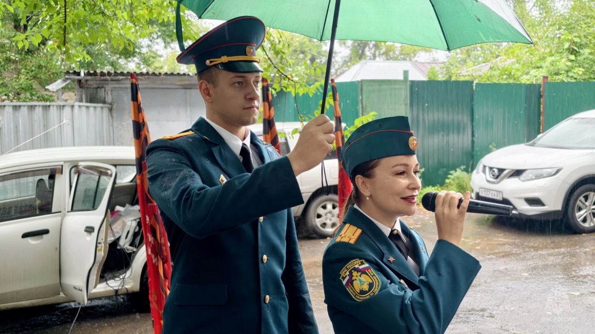 Дождь не стал помехой для песен с ветеранами в честь 81-й годовщины окончания Второй мировой войны Дождь не стал помехой для песен с ветеранами в честь 81-й годовщины окончания Второй мировой войны