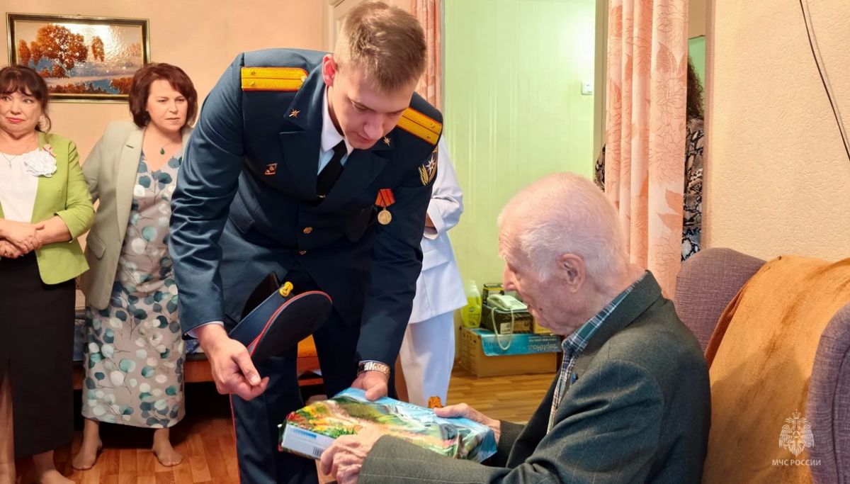 Дождь не стал помехой для песен с ветеранами в честь 81-й годовщины окончания Второй мировой войны Дождь не стал помехой для песен с ветеранами в честь 81-й годовщины окончания Второй мировой войны