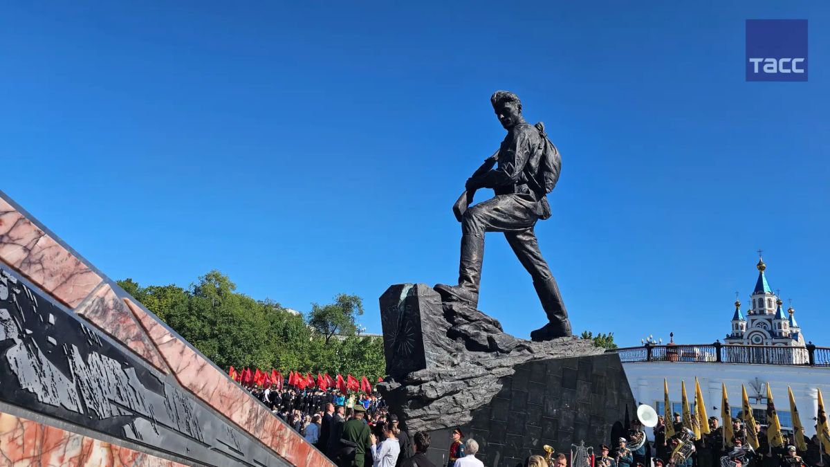 Крупнейший в России 15-метровый памятник в честь победы над милитаристской Японией и окончания Второй мировой войны открыли в Хабаровске, передает корреспондент ТАСС Крупнейший в России 15-метровый памятник в честь победы над милитаристской Японией и окончания Второй мировой войны открыли в Хабаровске, передает корреспондент ТАСС