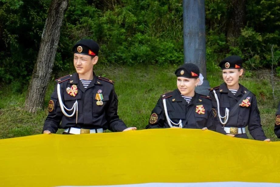 Более 3000 человек развернули 300-метровую ленту Дальневосточной Победы в Хабаровске Более 3000 человек развернули 300-метровую ленту Дальневосточной Победы в Хабаровске