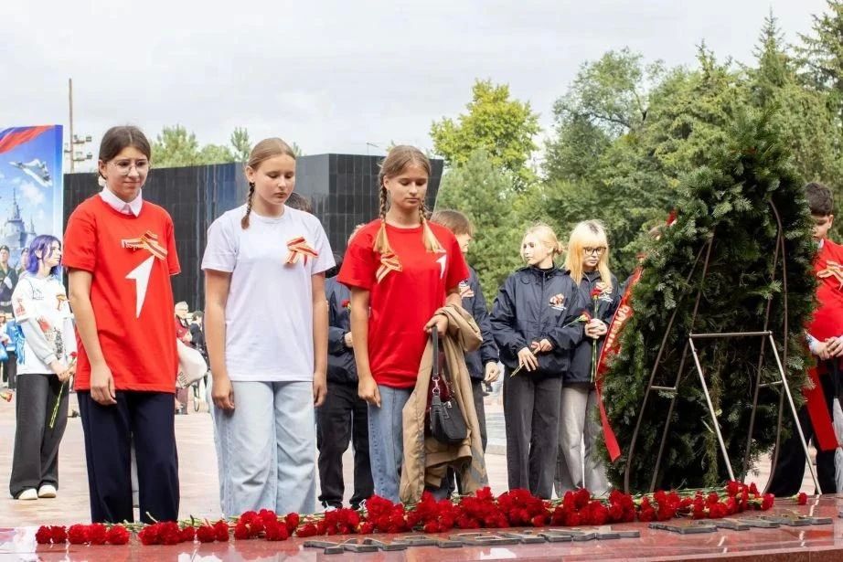 Более 3000 человек развернули 300-метровую ленту Дальневосточной Победы в Хабаровске Более 3000 человек развернули 300-метровую ленту Дальневосточной Победы в Хабаровске