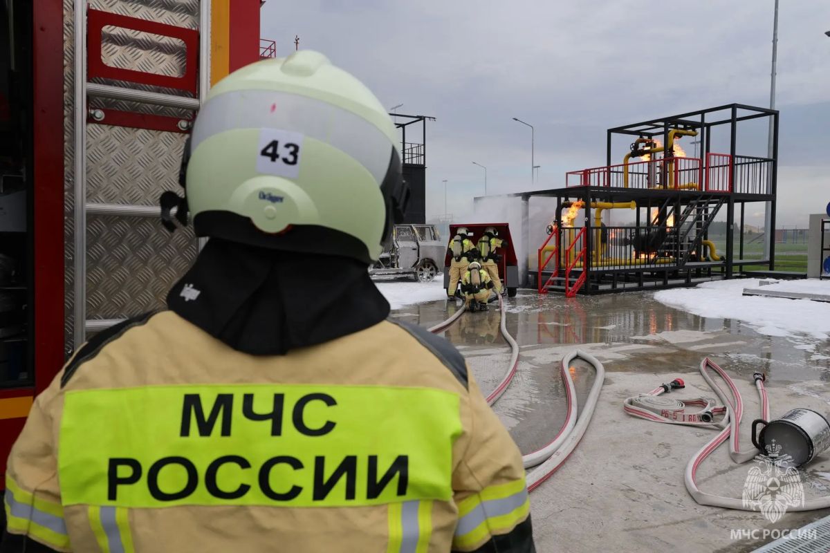 Александр Куренков и Рустам Минниханов оценили возможности нового учебно-тренировочного центра в Казани Александр Куренков и Рустам Минниханов оценили возможности нового учебно-тренировочного центра в Казани