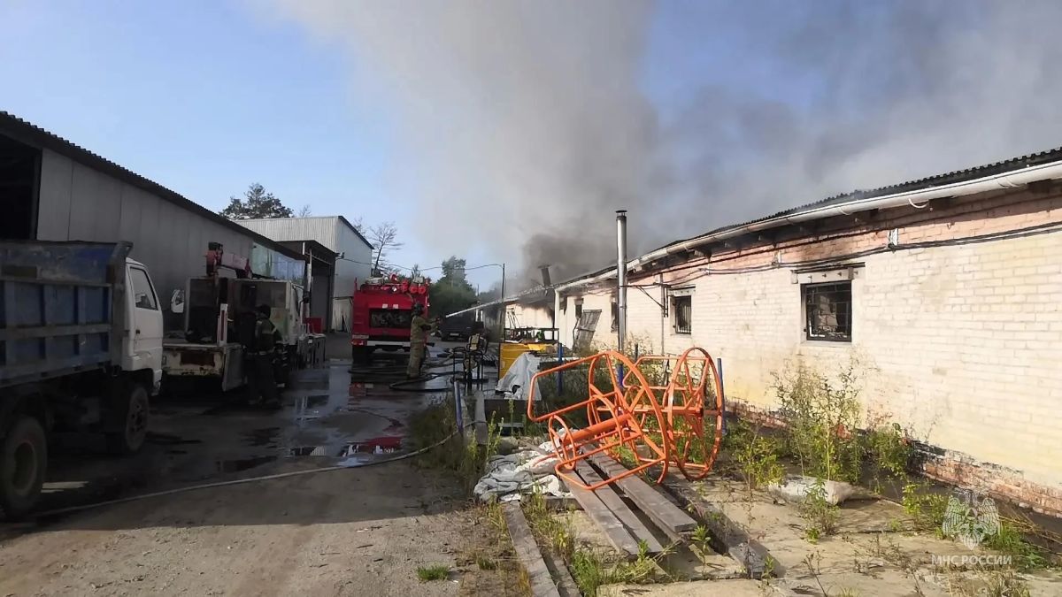 Пожарные расчеты работают на ликвидации возгорания в селе Ильинка Хабаровского района Пожарные расчеты работают на ликвидации возгорания в селе Ильинка Хабаровского района