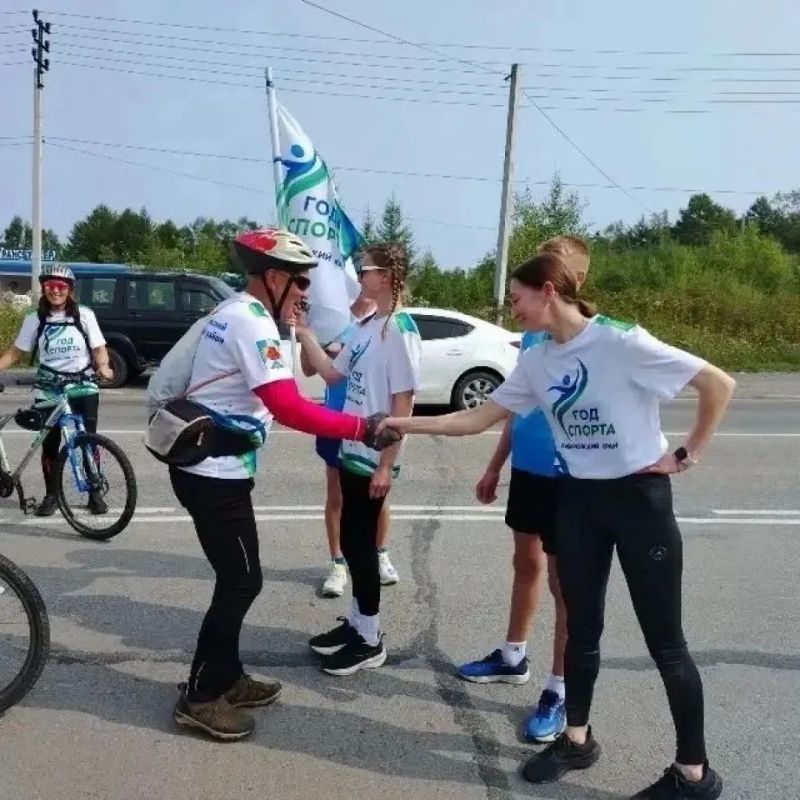 На обновленном стадионе «Спартак» в Советской Гавани торжественно приняли «Знамя спорта» и дали старт спортивной декаде в районе На обновленном стадионе «Спартак» в Советской Гавани торжественно приняли «Знамя спорта» и дали старт спортивной декаде в районе