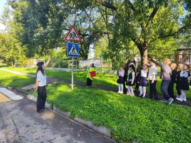 Полицейские Хабаровского района провели «Урок безопасности» с учащимися первых классов школы села Ильинка Полицейские Хабаровского района провели «Урок безопасности» с учащимися первых классов школы села Ильинка