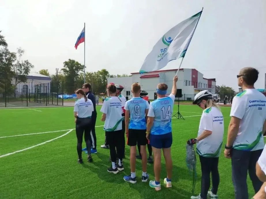 На обновленном стадионе «Спартак» в Советской Гавани торжественно приняли «Знамя спорта» и дали старт спортивной декаде в районе На обновленном стадионе «Спартак» в Советской Гавани торжественно приняли «Знамя спорта» и дали старт спортивной декаде в районе