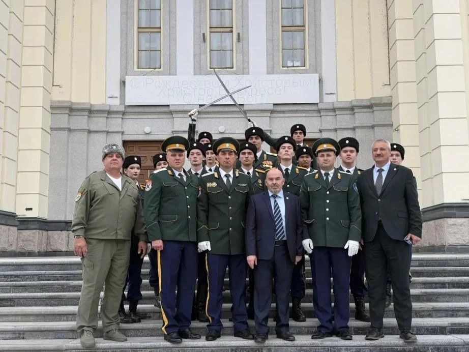 Безопасность прихожан и святой реликвии в Спасо-Преображенском кафедральном соборе обеспечат казаки Безопасность прихожан и святой реликвии в Спасо-Преображенском кафедральном соборе обеспечат казаки