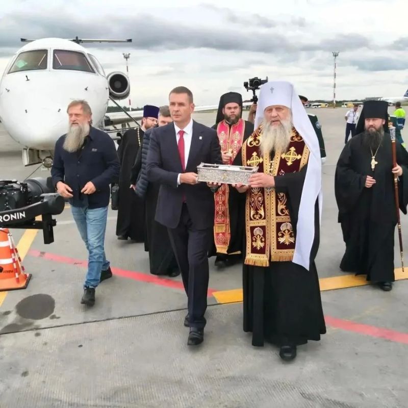 Безопасность прихожан и святой реликвии в Спасо-Преображенском кафедральном соборе обеспечат казаки Безопасность прихожан и святой реликвии в Спасо-Преображенском кафедральном соборе обеспечат казаки