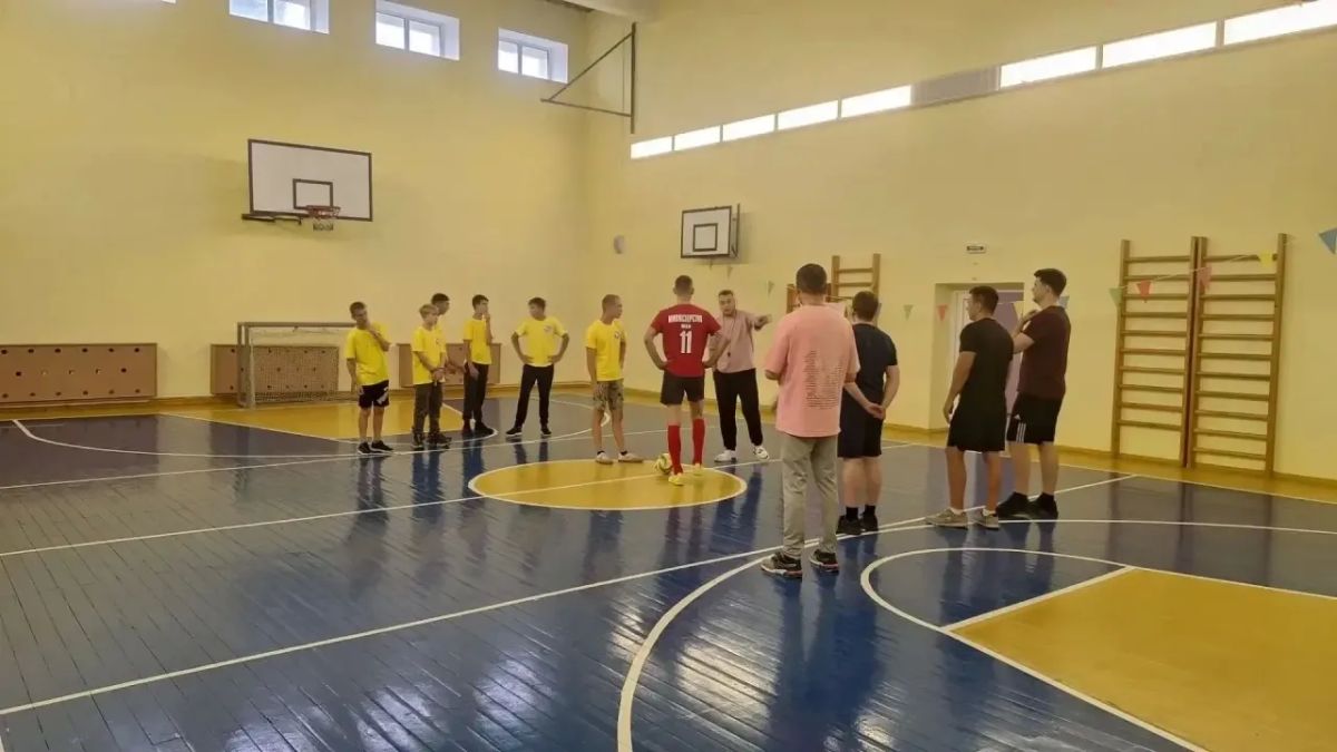 Спортивный и добрый день: министерство ЖКХ посетило интернат Тополево с матчем и угощениями Спортивный и добрый день: министерство ЖКХ посетило интернат Тополево с матчем и угощениями
