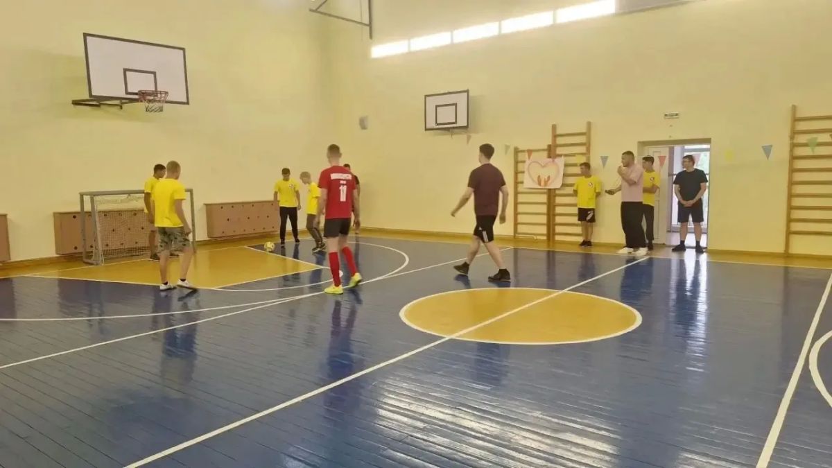 Спортивный и добрый день: министерство ЖКХ посетило интернат Тополево с матчем и угощениями Спортивный и добрый день: министерство ЖКХ посетило интернат Тополево с матчем и угощениями