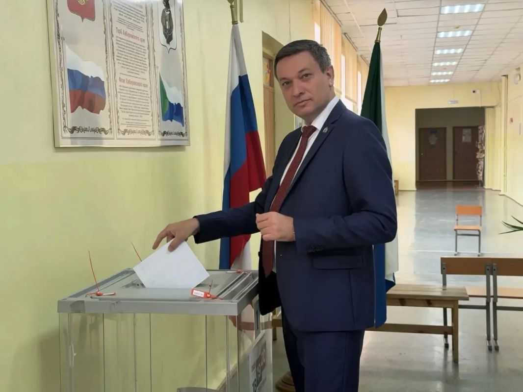 Сегодня глава Минцифры края Евгений Дёмин личным примером показал важность гражданской ответственности и проголосовал за стабильное и уверенное будущее России Сегодня глава Минцифры края Евгений Дёмин личным примером показал важность гражданской ответственности и проголосовал за стабильное и уверенное будущее России