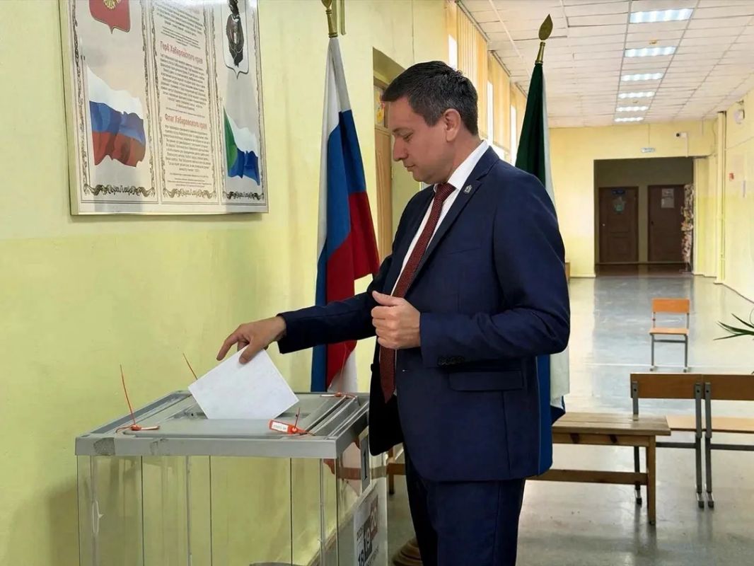 Сегодня глава Минцифры края Евгений Дёмин личным примером показал важность гражданской ответственности и проголосовал за стабильное и уверенное будущее России Сегодня глава Минцифры края Евгений Дёмин личным примером показал важность гражданской ответственности и проголосовал за стабильное и уверенное будущее России