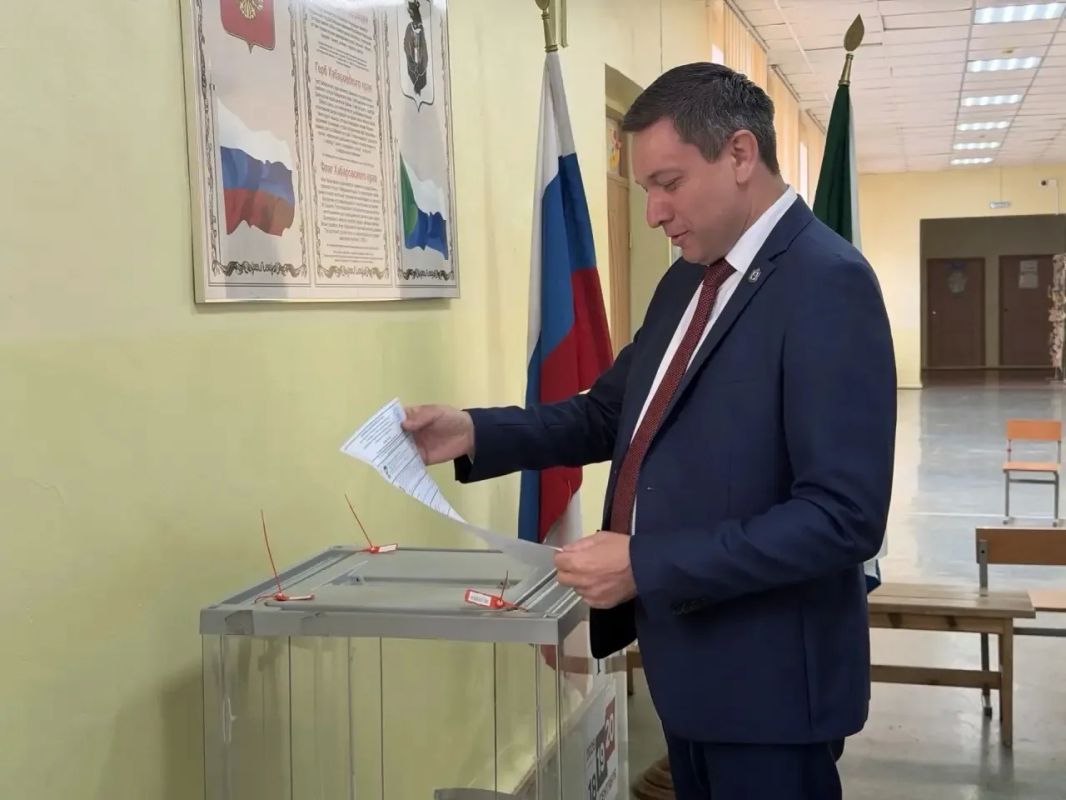 Сегодня глава Минцифры края Евгений Дёмин личным примером показал важность гражданской ответственности и проголосовал за стабильное и уверенное будущее России Сегодня глава Минцифры края Евгений Дёмин личным примером показал важность гражданской ответственности и проголосовал за стабильное и уверенное будущее России