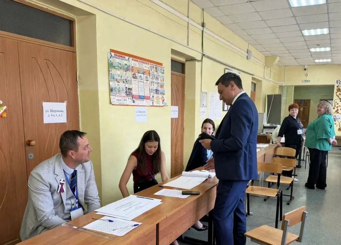 Сегодня глава Минцифры края Евгений Дёмин личным примером показал важность гражданской ответственности и проголосовал за стабильное и уверенное будущее России Сегодня глава Минцифры края Евгений Дёмин личным примером показал важность гражданской ответственности и проголосовал за стабильное и уверенное будущее России