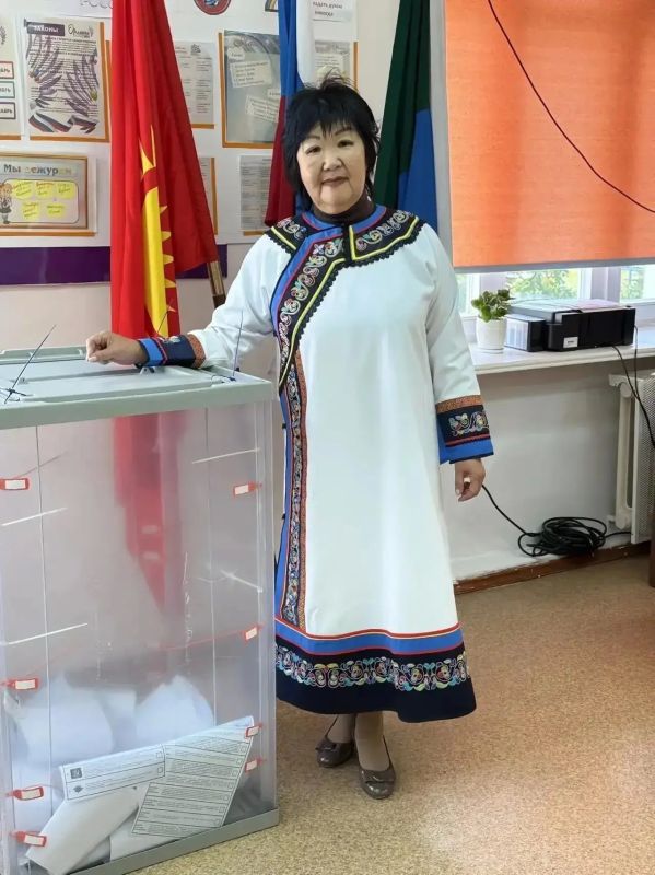 Жители Хабаровского края из числа коренных малочисленных народов Севера тоже не остаются в стороне: они чтят традиции своего народа и на избирательные участки приходят в национальных костюмах Жители Хабаровского края из числа коренных малочисленных народов Севера тоже не остаются в стороне: они чтят традиции своего народа и на избирательные участки приходят в национальных костюмах