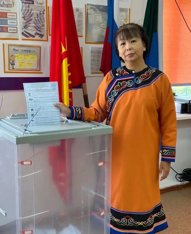 Жители Хабаровского края из числа коренных малочисленных народов Севера тоже не остаются в стороне: они чтят традиции своего народа и на избирательные участки приходят в национальных костюмах Жители Хабаровского края из числа коренных малочисленных народов Севера тоже не остаются в стороне: они чтят традиции своего народа и на избирательные участки приходят в национальных костюмах