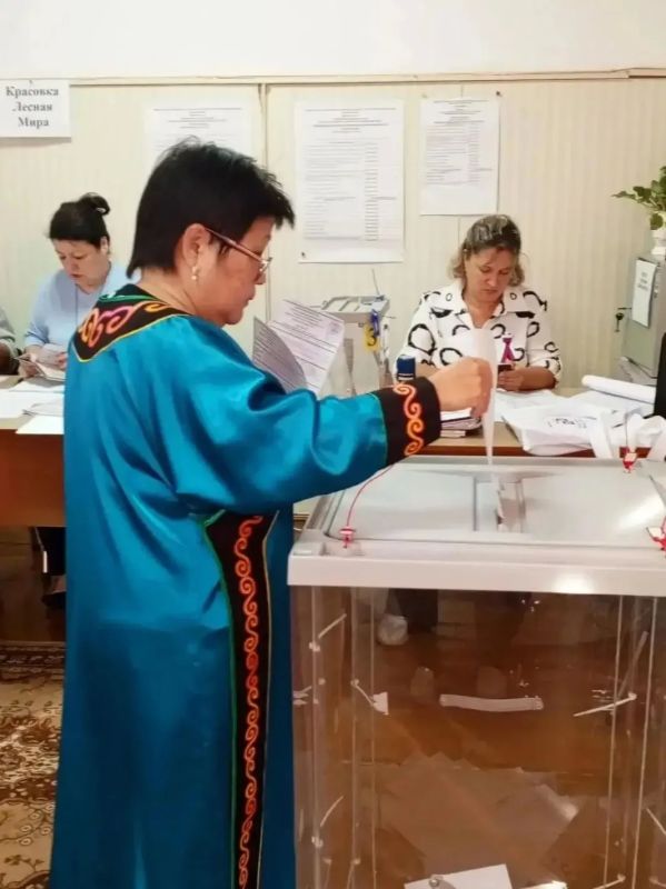 Жители Хабаровского края из числа коренных малочисленных народов Севера тоже не остаются в стороне: они чтят традиции своего народа и на избирательные участки приходят в национальных костюмах Жители Хабаровского края из числа коренных малочисленных народов Севера тоже не остаются в стороне: они чтят традиции своего народа и на избирательные участки приходят в национальных костюмах