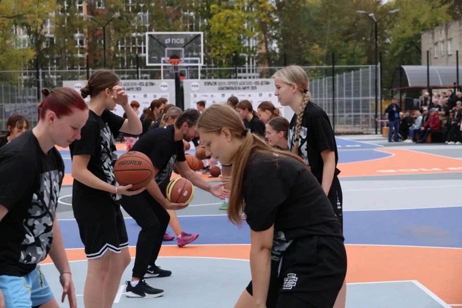 Центр уличного баскетбола международного класса открылся в Комсомольске-на-Амуре Центр уличного баскетбола международного класса открылся в Комсомольске-на-Амуре