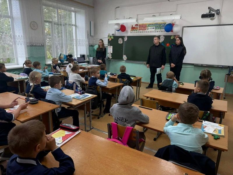 В Бикинском районе сотрудники Госавтоинспекции провели профилактические беседы для школьников В Бикинском районе сотрудники Госавтоинспекции провели профилактические беседы для школьников