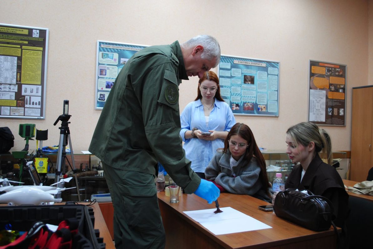 Следователи-криминалисты следственного управления провели учебное занятие со студентами и поделились секретами профессии Следователи-криминалисты следственного управления провели учебное занятие со студентами и поделились секретами профессии