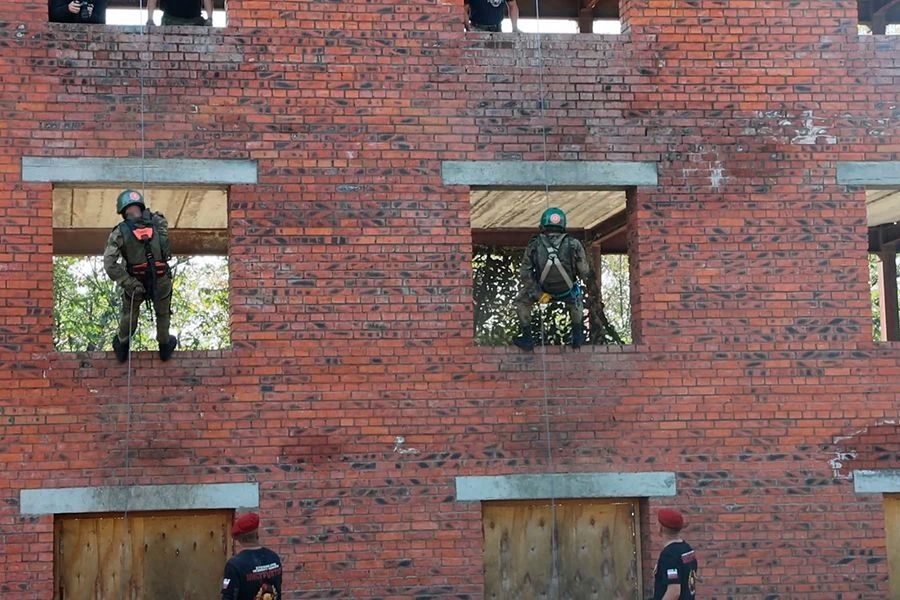 Военнослужащие спецназа приняли участие в испытаниях на право ношения крапового берета Военнослужащие спецназа приняли участие в испытаниях на право ношения крапового берета