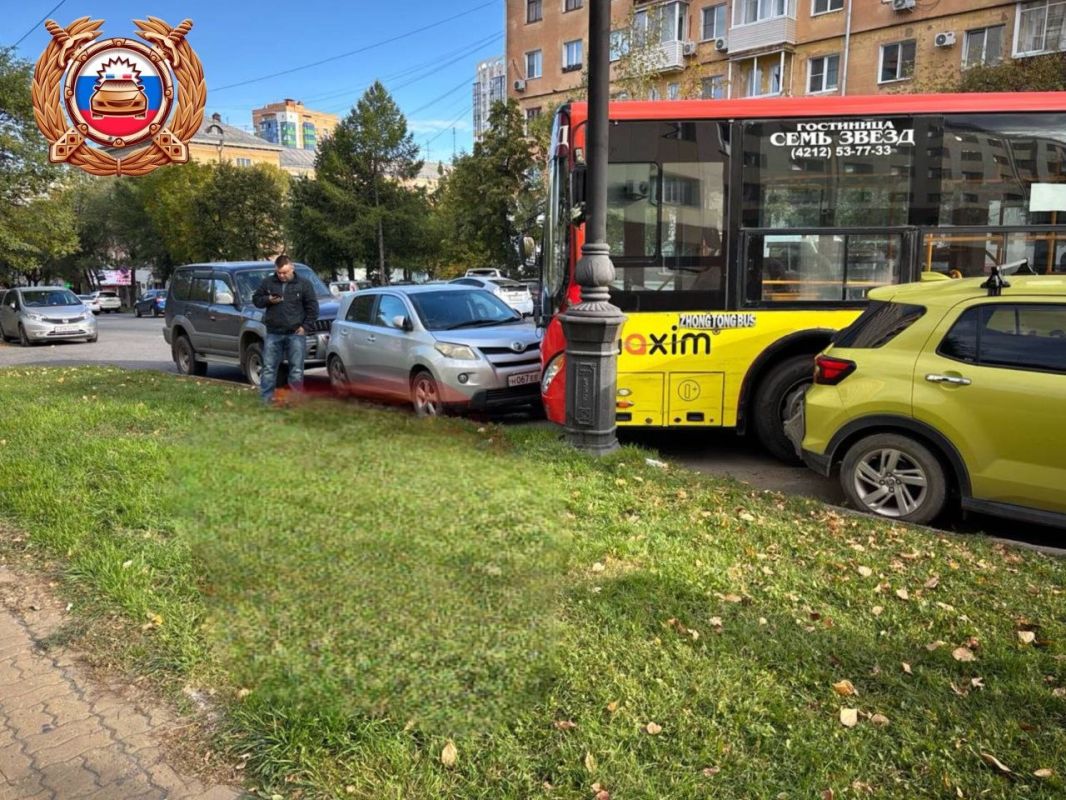 Автобус без водителя протаранил три автомобиля
