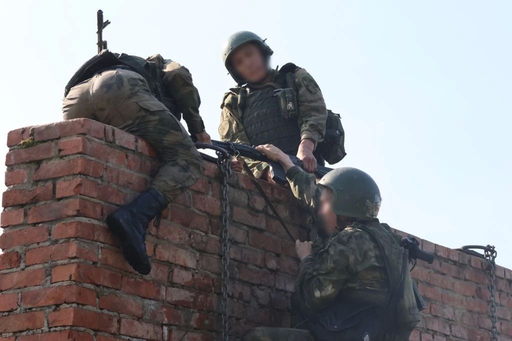 Военнослужащие спецназа приняли участие в испытаниях на право ношения крапового берета Военнослужащие спецназа приняли участие в испытаниях на право ношения крапового берета