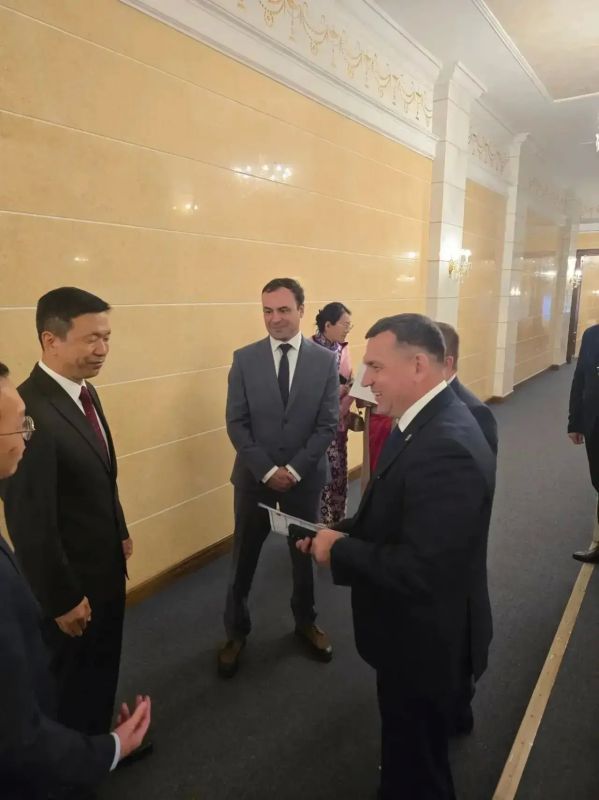 23 сентября 2026 года в большом зале Городского дворца культуры Хабаровска состоялся торжественный приём, посвящённый 77-й годовщине образования Китайской Народной Республики и установления дипломатических отношений между... 23 сентября 2026 года в большом зале Городского дворца культуры Хабаровска состоялся торжественный приём, посвящённый 77-й годовщине образования Китайской Народной Республики и установления дипломатических отношений между...