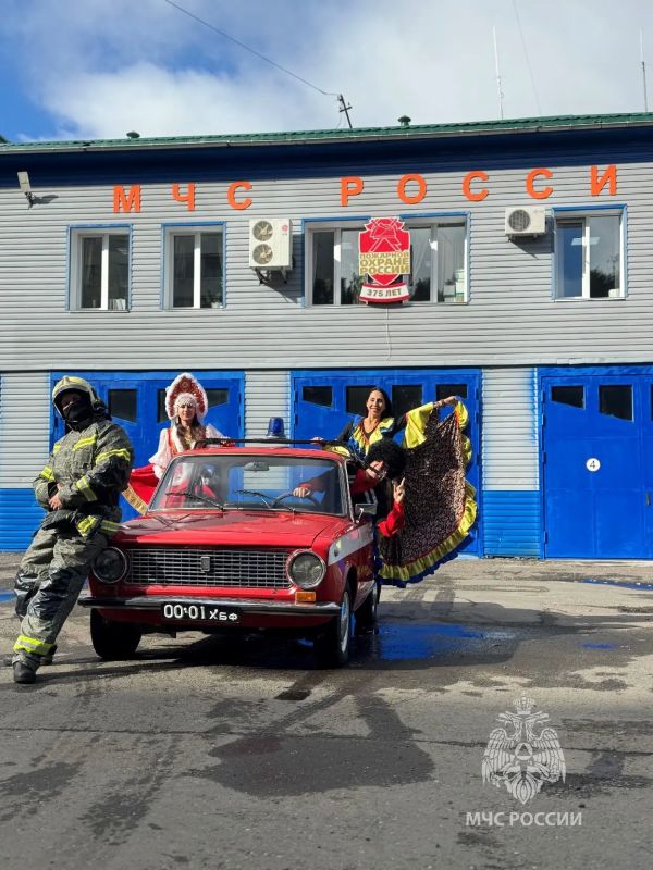 В Хабаровском крае сотрудники МЧС России поучаствовали в фотоконкурсе «В узорах народных — характер героев» В Хабаровском крае сотрудники МЧС России поучаствовали в фотоконкурсе «В узорах народных — характер героев»