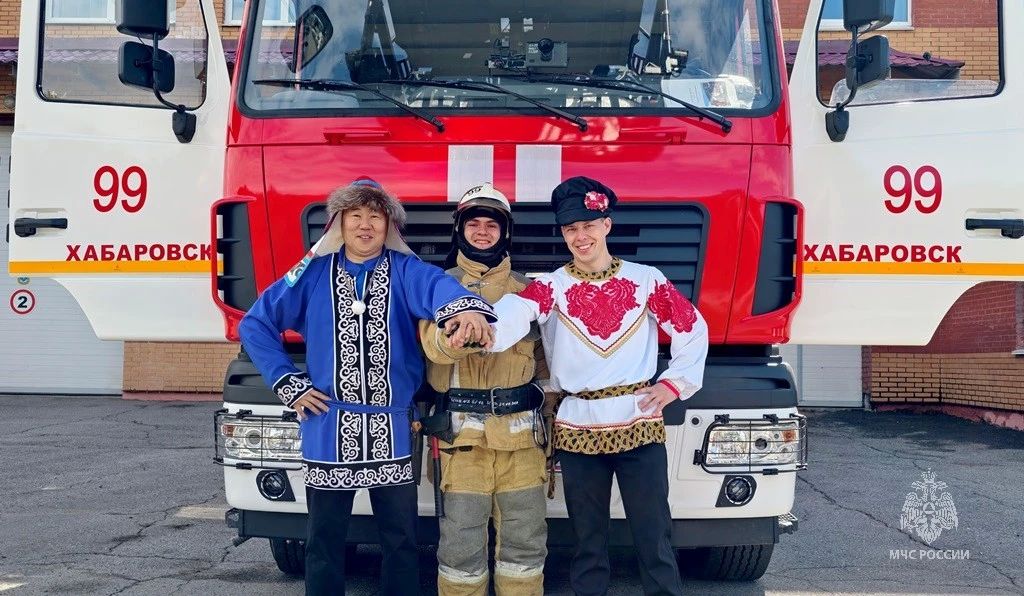 В Хабаровском крае сотрудники МЧС России поучаствовали в фотоконкурсе «В узорах народных — характер героев» В Хабаровском крае сотрудники МЧС России поучаствовали в фотоконкурсе «В узорах народных — характер героев»