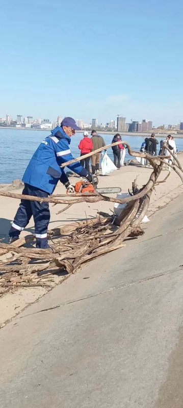 250 человек привели сегодня в порядок дамбу в Хабаровске 250 человек привели сегодня в порядок дамбу в Хабаровске