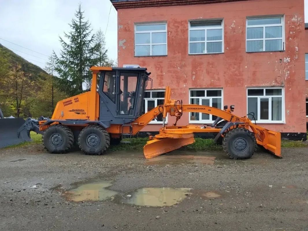 Новая дорожная техника прибыла в Аяно-Майский округ Новая дорожная техника прибыла в Аяно-Майский округ