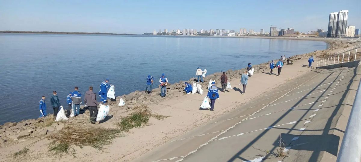 250 человек привели сегодня в порядок дамбу в Хабаровске 250 человек привели сегодня в порядок дамбу в Хабаровске