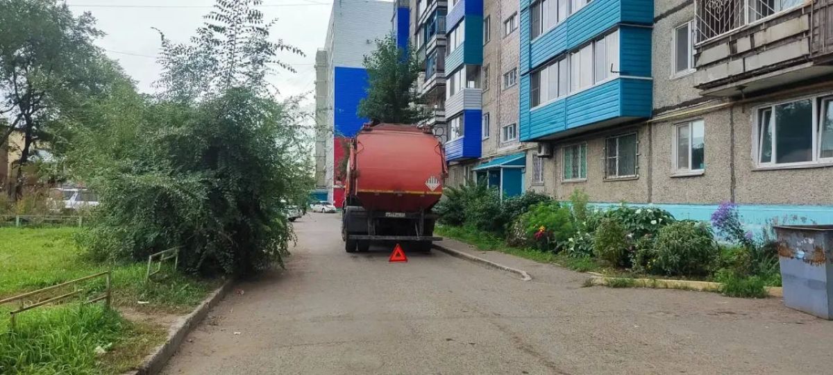 Мусоровоз наехал на комсомольчанина прямо во дворе дома Мусоровоз наехал на комсомольчанина прямо во дворе дома