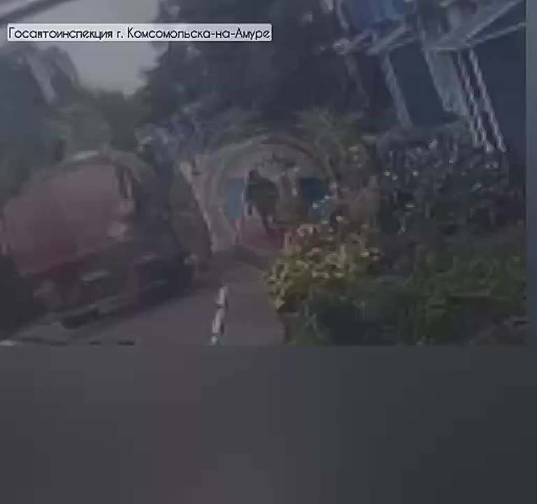 Мусоровоз наехал на комсомольчанина прямо во дворе дома