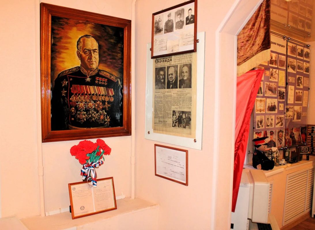 В рамках тура «Комсомольск – гордость страны» председатель городского совета ветеранов органов внутренних дел провел экскурсию в музее милиции для отличившихся школьников из краевой столицы В рамках тура «Комсомольск – гордость страны» председатель городского совета ветеранов органов внутренних дел провел экскурсию в музее милиции для отличившихся школьников из краевой столицы