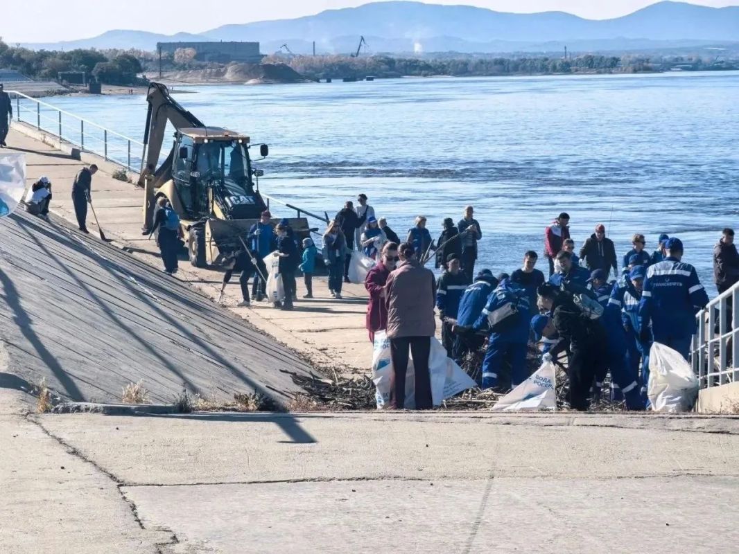 Около 100 куб. метров мусора собрали на дамбе в районе арены «Ерофей» Около 100 куб. метров мусора собрали на дамбе в районе арены «Ерофей»