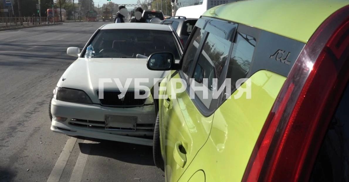 Дрифтер снес два авто в Хабаровске Дрифтер снес два авто в Хабаровске