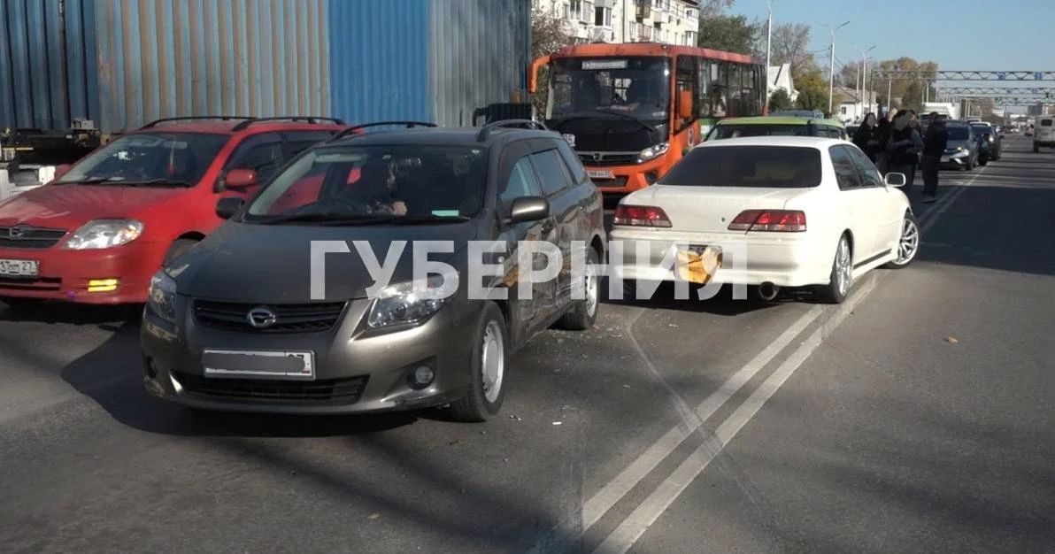 Дрифтер снес два авто в Хабаровске Дрифтер снес два авто в Хабаровске