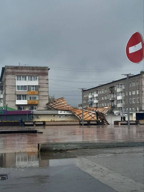 Ветер вырывает деревья и сносит крыши в Ванино и Совгавани
