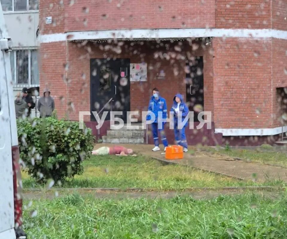 Мужчина выпал из многоэтажки на Шатова в Хабаровске Мужчина выпал из многоэтажки на Шатова в Хабаровске